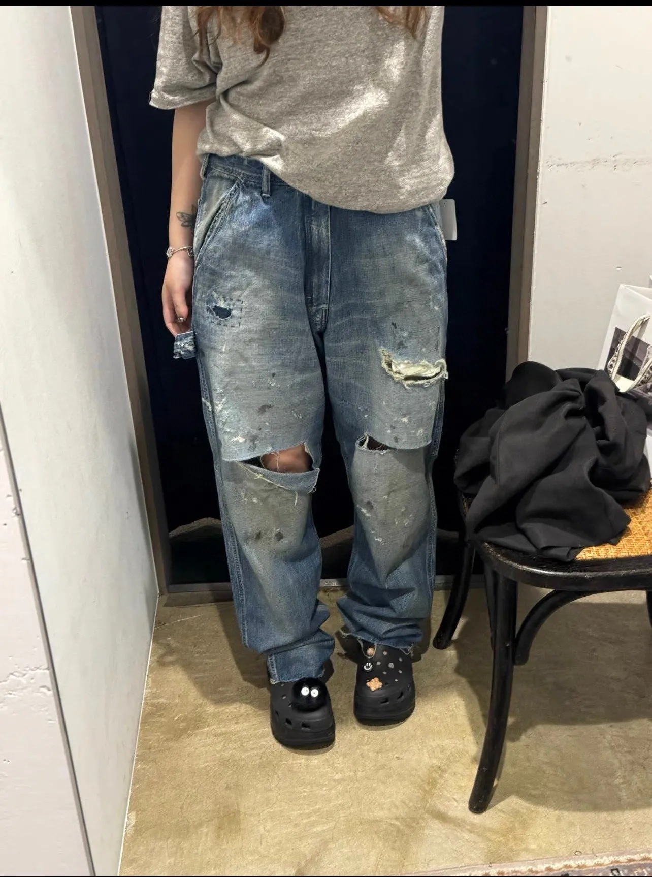 SAINT Mxxxxxx SAINT_DENIM PANTS/PAINTER /BLUE Logging trousers with knife-cut holes and splashed ink. Patch jeans. Blue S-XL. All accessories are molded and customized. Super heavy work. Washed and distressed. Knife-cut holes. Artificial splashed ink graffiti. Authentic version. Loose and stylish.